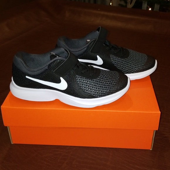 nike revolution 4 size 2.5